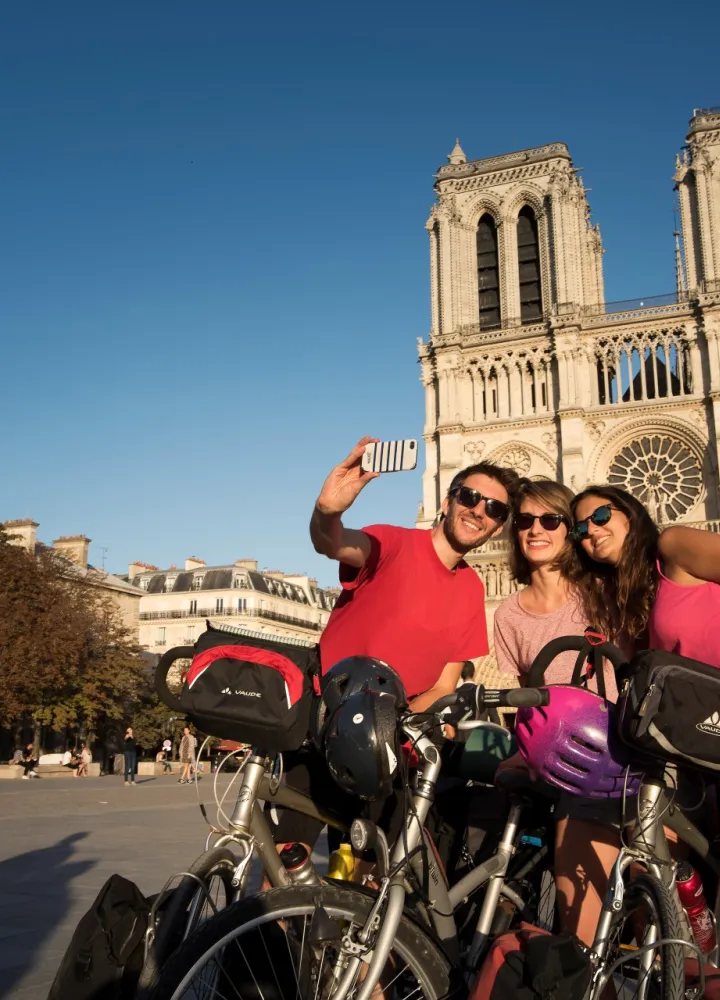Cyclistes devant la cathédrale Notre-Dame de Paris