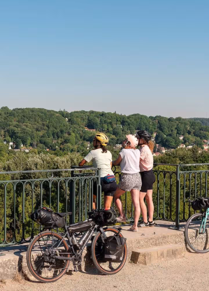 Cyclistes regardant le paysage depuis le viaduc des Fauvettes le long de la Véloscénie