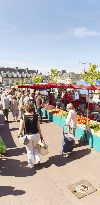 Faire des provisions au marché de St-Hilaire-du-Harcouët