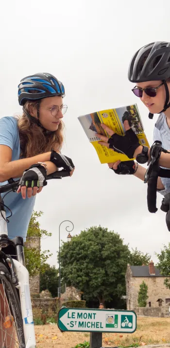 Lecture de topoguide la Véloscénie