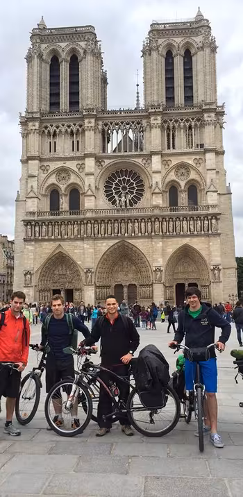 Départ sur le parvis de la cathédrale Notre-Dame-de-Paris
