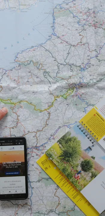 carte_topoguides_smartphone-dsf1919-cp-pierre-pichon-la-veloscenie-pas-de-fin-de-droits-d-utilisation.jpg
