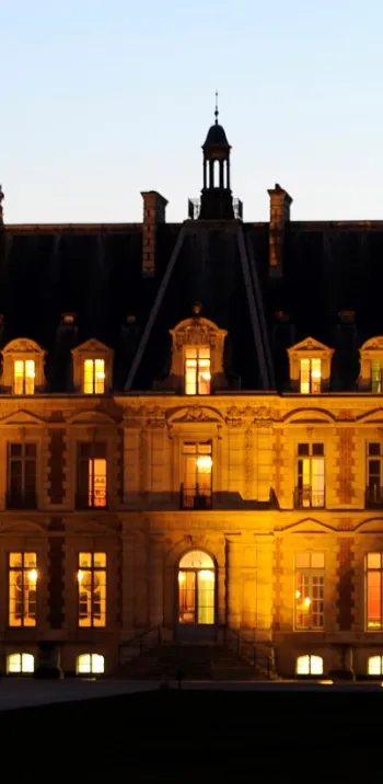 La château de Sceaux éclairé à la nuit tombante