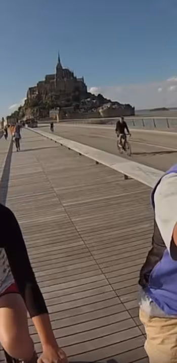 Pamela et Raffaele arrivent au Mont-Saint-Michel