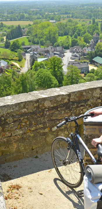 👀 Contemplez les mille nuances du bocage depuis le haut de la ville !