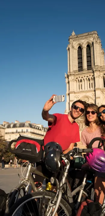 Cyclistes devant la cathédrale Notre-Dame de Paris