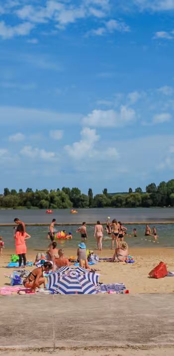 Le lac du Mêle-sur-Sarthe accueille une baignade surveillée en été.
