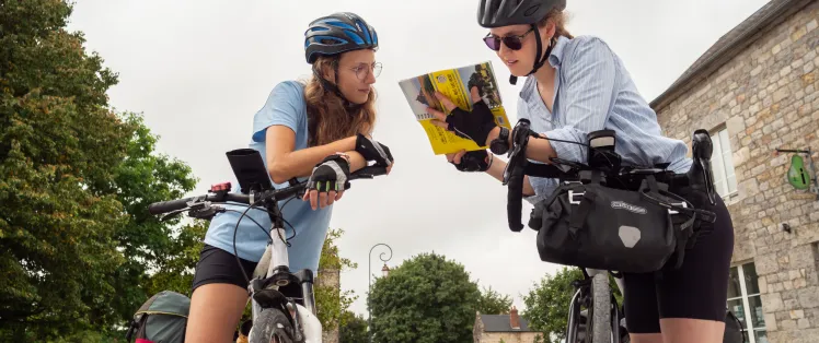 Lecture de topoguide la Véloscénie