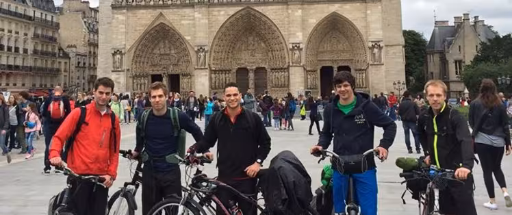 Départ sur le parvis de la cathédrale Notre-Dame-de-Paris