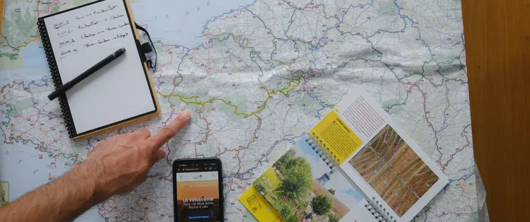 carte_topoguides_smartphone-dsf1919-cp-pierre-pichon-la-veloscenie-pas-de-fin-de-droits-d-utilisation.jpg