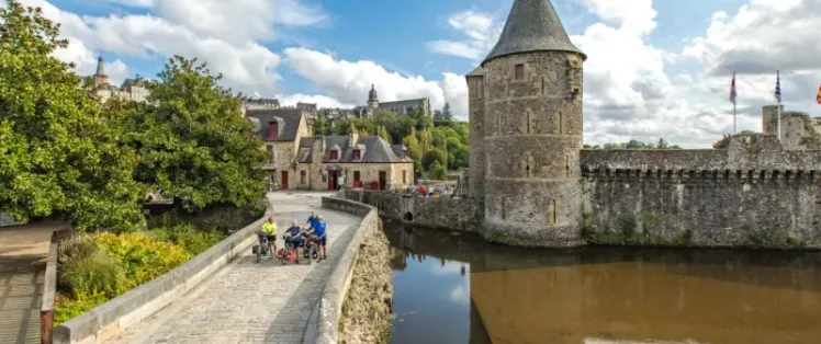 chateau-de-fougeres-douve.jpg