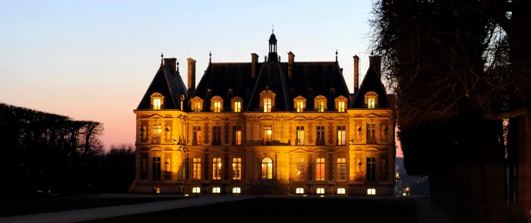 La château de Sceaux éclairé à la nuit tombante