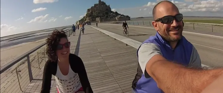 Pamela et Raffaele arrivent au Mont-Saint-Michel