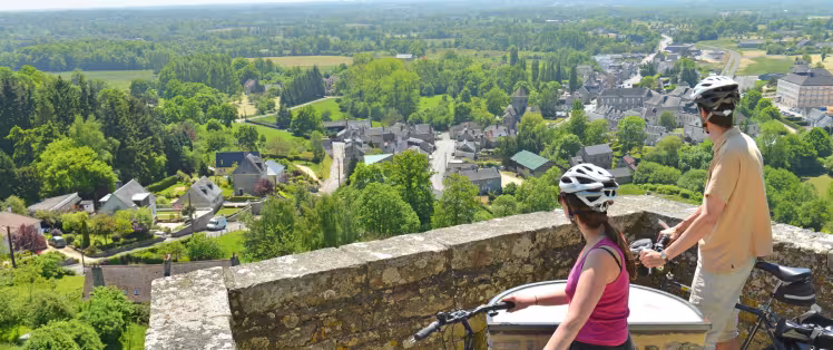 👀 Contemplez les mille nuances du bocage depuis le haut de la ville !