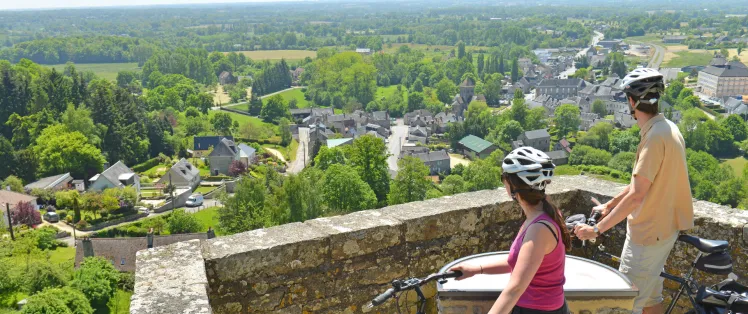 👀 Contemplez les mille nuances du bocage depuis le haut de la ville !