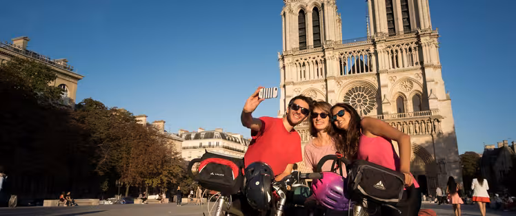 Cyclistes devant la cathédrale Notre-Dame de Paris
