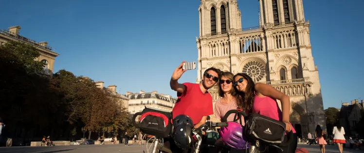 Cyclistes devant la cathédrale Notre-Dame de Paris
