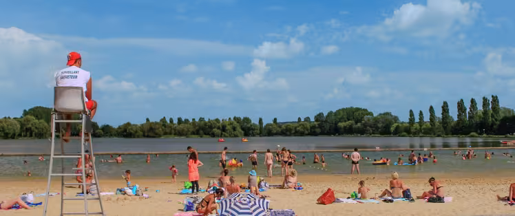 Le lac du Mêle-sur-Sarthe accueille une baignade surveillée en été.