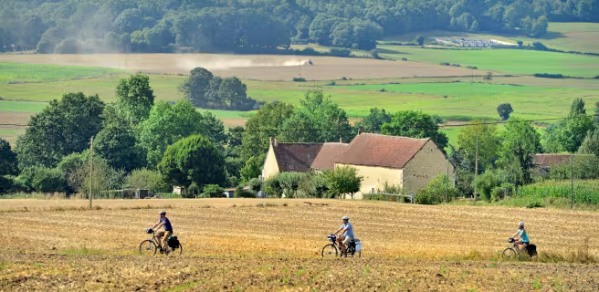 Voyageurs à vélo sur une petite route dans le Perche