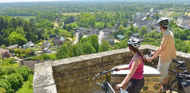 Cyclistes regardant au loin depuis les remparts de Domfront