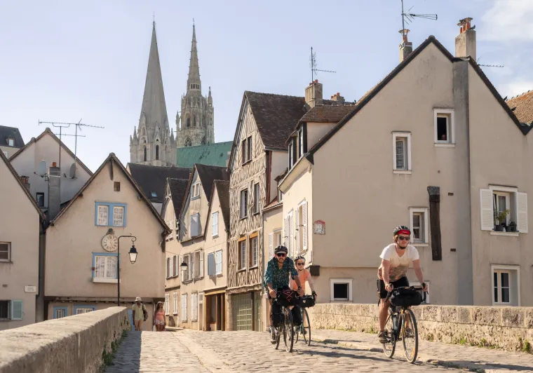 Voyageurs à vélo sur le Pont Bouju à Chartres