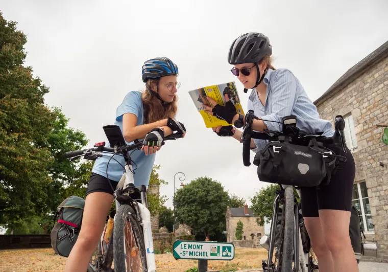 Lecture de topoguide la Véloscénie