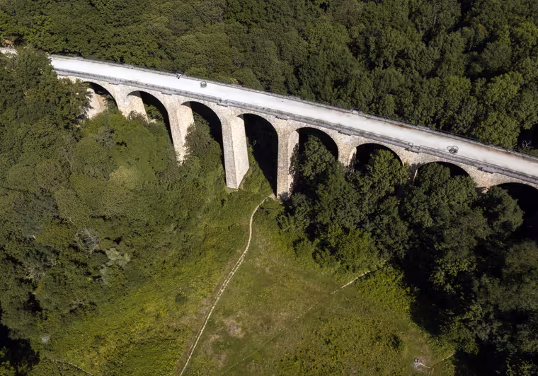 Le viaduc des Fauvettes d'une hauteur de 34 mètres et 221 mètres de long est emprunté par la Véloscénie Paris - Le Mont Saint-Michel