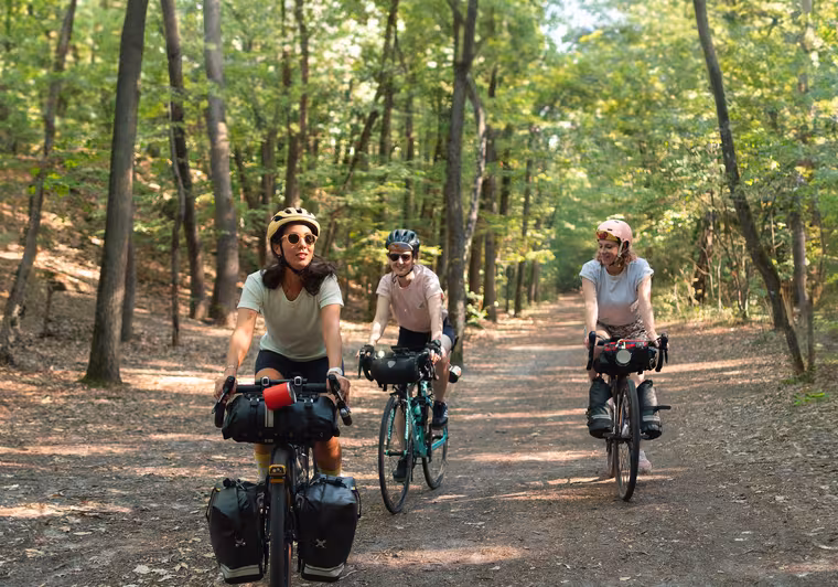 3 cyclistes sur un chemin en forêt de Rambouillet