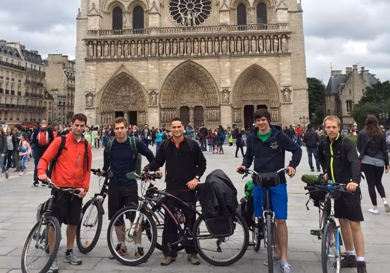 Départ sur le parvis de la cathédrale Notre-Dame-de-Paris