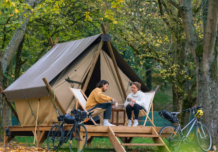 Tente ecolodge pour les voyageurs à vélo sur l'itinéraire La Véloscénie dans le camping de Chartres