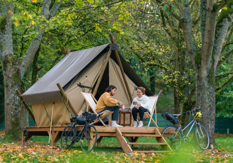 Tente ecolodge pour les voyageurs à vélo sur l'itinéraire La Véloscénie dans le camping de Chartres