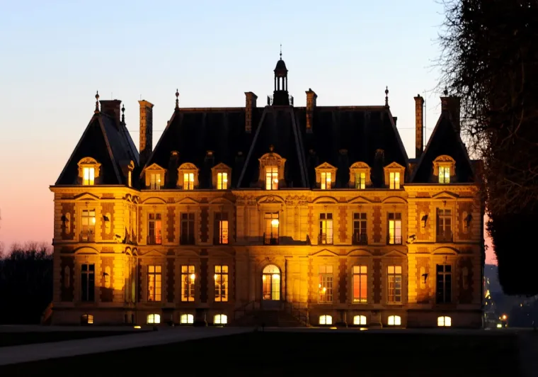Le château de Sceaux éclairé à la nuit tombante