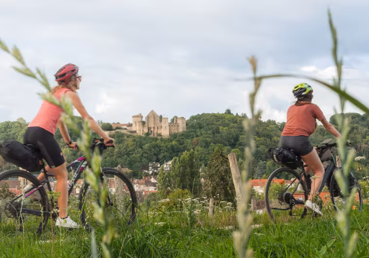 Deux cyclistes devant le château de la Madeleine à Chevreuse sur la Véloscénie dans les Yvelines