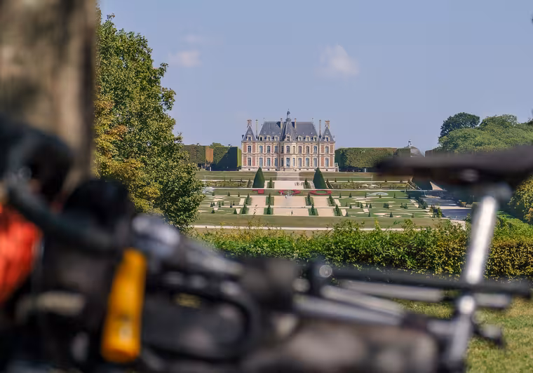 Vélos de voyage sur la coulée verte du sud parisien avec vue sur le château et les jardins du domaine de Sceaux, étape de la Véloscénie en Île-de-France.