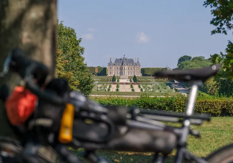 Vélos de voyage sur la coulée verte du sud parisien avec vue sur le château et les jardins du domaine de Sceaux, étape de la Véloscénie en Île-de-France.