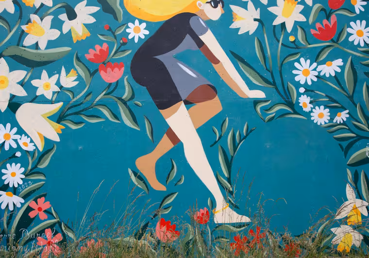 Fresque murale de Pierre Burnel à Parigny représentant une cycliste au milieu de fleurs sur fond turquoise