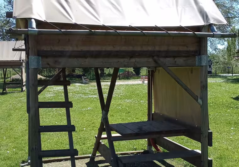 Hébergement léger cabane perchée pour les voyageurs à vélo au camping Accueil Vélo La Prairie au Mêle-sur-Sarthe sur l'itinéraire de la Véloscénie