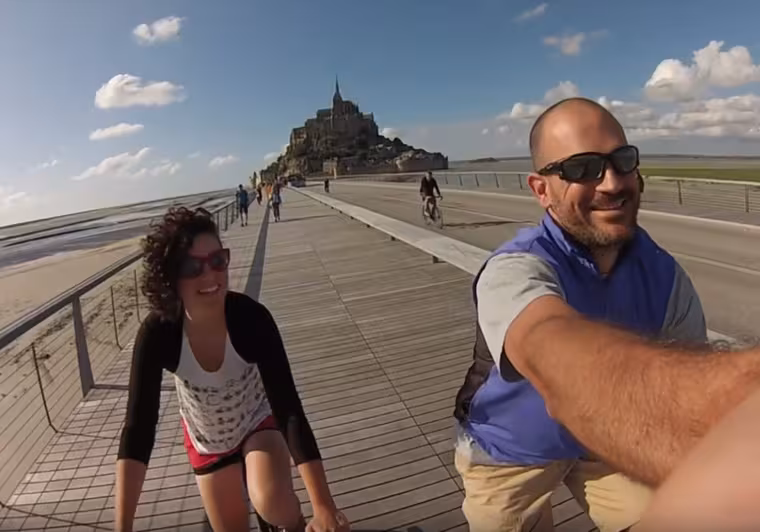Pamela et Raffaele arrivent au Mont-Saint-Michel