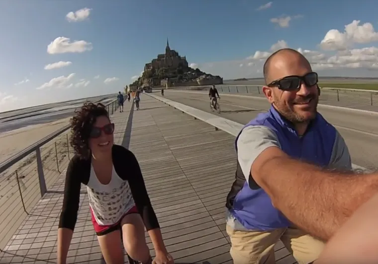 Pamela et Raffaele arrivent au Mont-Saint-Michel