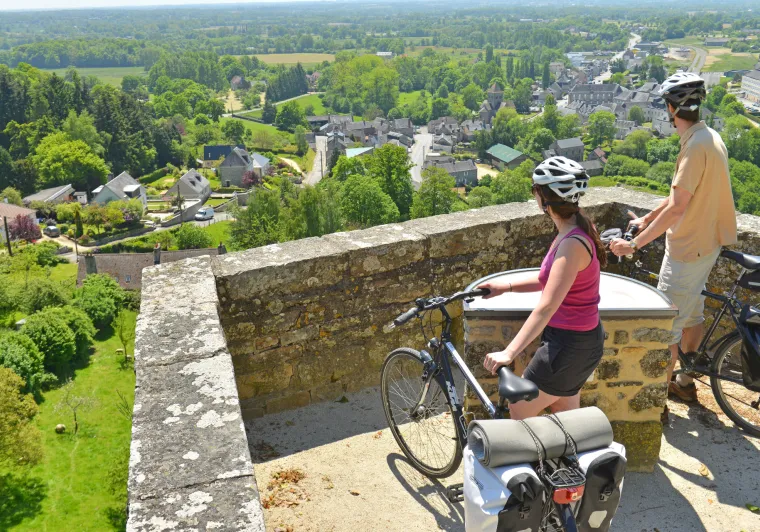 Cyclistes regardant au loin depuis les remparts de Domfront