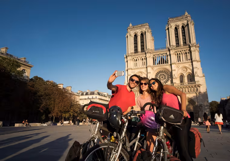 Cyclistes devant la cathédrale Notre-Dame de Paris