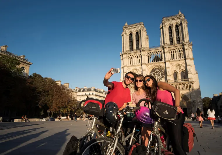 Cyclistes devant la cathédrale Notre-Dame de Paris