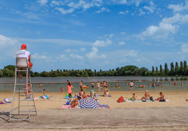 Surveillant de baignade sur la plage bordant le lac du Mêle-sur-Sarthe