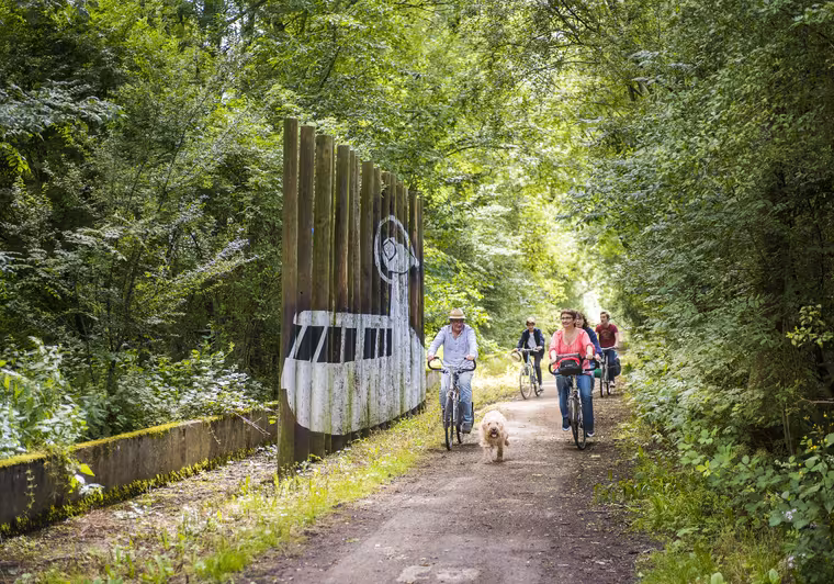 La Véloscénie le long de l'ancienne piste de l'Aérotrain