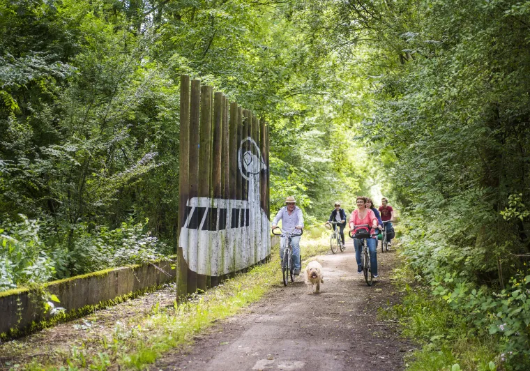 La Véloscénie le long de l'ancienne piste de l'Aérotrain