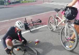 Réparation d'une roue de vélo après une crevaison sur la Véloscénie