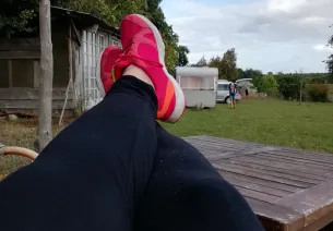 Jambes étirées avant de repartir sur la Véloscénie au camping Sous les Poiriers à Domfront