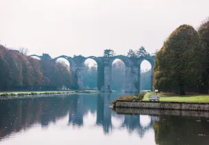 Aqueduc inachevé dans le parc du château de Maintenon