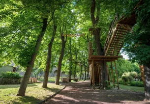 Des modules d'accrobranches dans les arbres du parc André Gagnon à Chartres