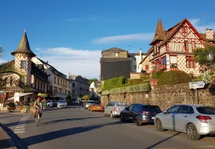 Fin de journée estivale à Bagnoles-de-l'Orne - Temoignage Guillaume voyage a velo retro vintage le long de La Veloscenie
